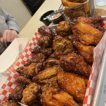 Goobne chicken - Wing Platter - from left to right, soy garlic, crispy pepper, and sweet and spicy. - Chicken Shop Near Me - Carrollton, Texas Goobne chicken - Wing Platter - from left to right, soy garlic, crispy pepper, and sweet and spicy. - Chicken Shop Near Me - Carrollton, Texas