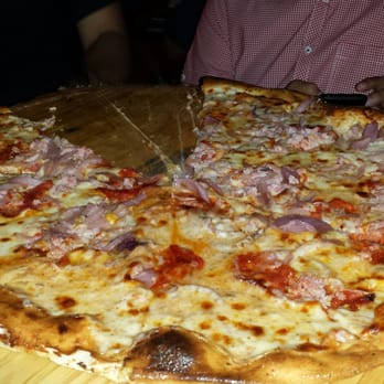 Leñas - Pizza Near Me - Bayamón, Puerto Rico