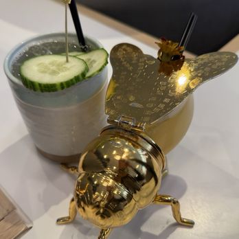Capital One Lounge - Bees knees and a mojito - Airport Lounges Near Me - Dulles, Virginia