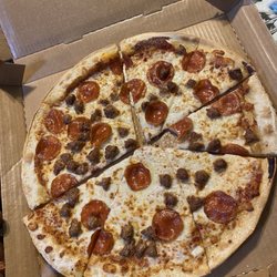 Pizza Hut - Pague por ingrediente extra y esta muy escaso de ingredientes