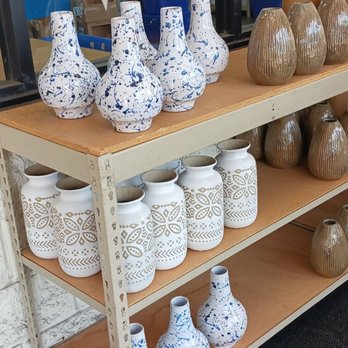 Old Time Pottery - Nice entrance table of vases. - Home & Garden Near Me - Ocoee, Florida Old Time Pottery - Nice entrance table of vases. - Home & Garden Near Me - Ocoee, Florida