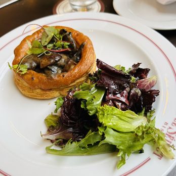 Le Sélect Bistro - Escargots in puff pastry (C$23) mushrooms overpowered this dish - French Near Me - Toronto, Ontario Le Sélect Bistro - Escargots in puff pastry (C$23) mushrooms overpowered this dish - French Near Me - Toronto, Ontario