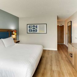 Sonesta Select Scottsdale at Mayo Clinic Campus - Deluxe King Mobility Accessible Tub Guest Room
