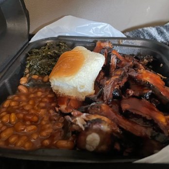 Feastros - a tray of food on a table - Barbeque Near Me - Sherwood, Arkansas Feastros - a tray of food on a table - Barbeque Near Me - Sherwood, Arkansas