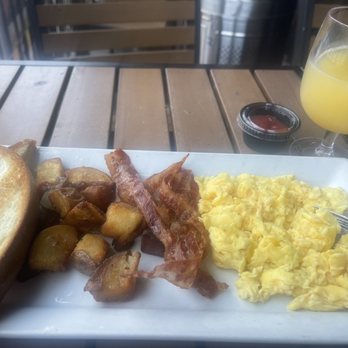 Union Pub - Classic breakfast - Pubs Near Me - Washington, DC, District of Columbia