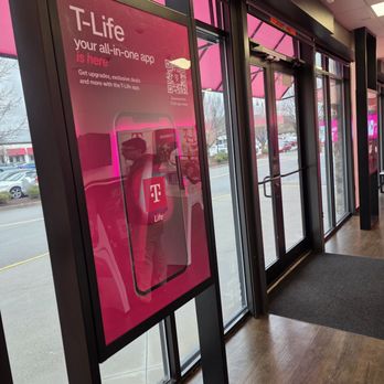 T-Mobile - The front windows of the store provides quality complimentary lighting treatment to the indoor lighting. - Mobile Phones Near Me - Roanoke, Virginia
