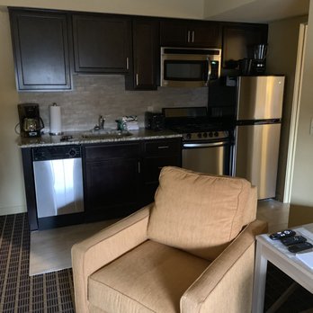 Patriots Inn - Kitchenette with stove and dishwasher - Resorts Near Me - Williamsburg, Virginia