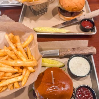 Cavana's Pub & Grub - Smash burger, Gouda burger - Pubs Near Me - Sutter Creek, California