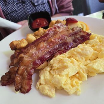 Harold's Kitchen & Bar - Pubs Near Me - Richmond, British Columbia Harold's Kitchen & Bar - Pubs Near Me - Richmond, British Columbia