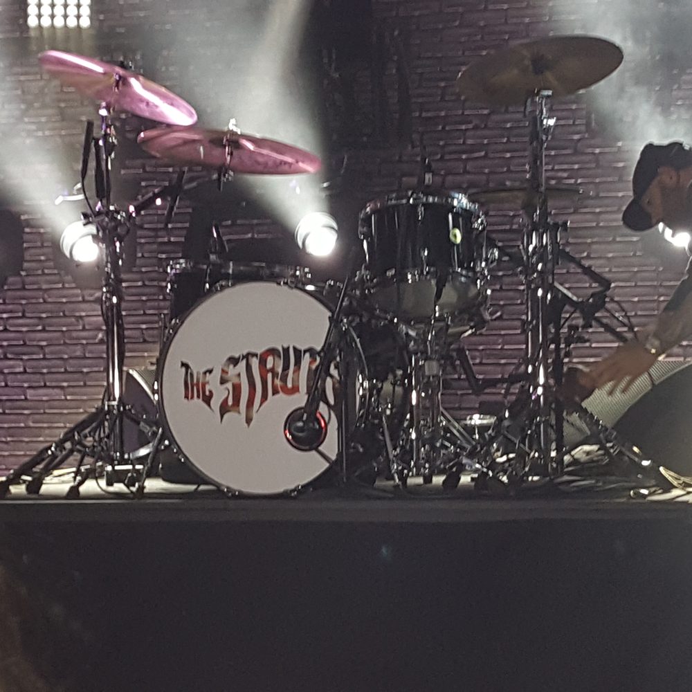 Only picture taken since no cameras allowed during a mini-concert taping of @TheStruts (09/13/16). #Hollywood #TheStruts #PYMOM #RockAndRoll Only picture taken since no cameras allowed during a mini-concert taping of @TheStruts (09/13/16). #Hollywood #TheStruts #PYMOM #RockAndRoll