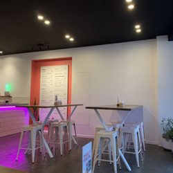 Itsaburger - Dining area. There are more benches along the opposite wall.