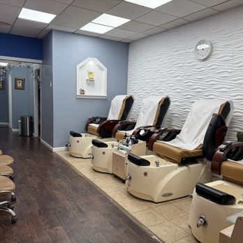 Gold Nails - Nail Salons Near Me - Great Neck, New York
