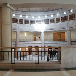 Aurora Municipal Court - Artificial grandeur
