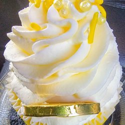 Cheesecake de Granger - Lemon  cheesecake cupcake w/a piece of chocolate