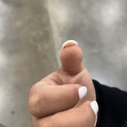 Les Mains Nail Bar - Shape not made properly . And products didn't set correctly on nail