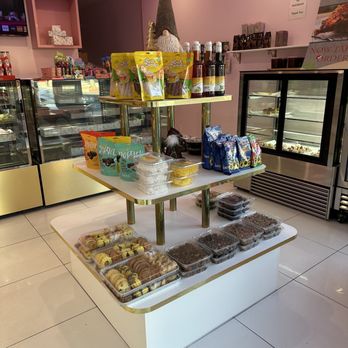 La Mia Bakery Cafe - Display stand of treats - Cafes Near Me - Tujunga, California La Mia Bakery Cafe - Display stand of treats - Cafes Near Me - Tujunga, California