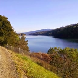 Heading south on the Sawyer Camp trail at the Crystal Springs Reservoir (Saturday afternoon 2015-03-07)