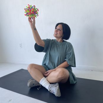 Mama Yatra - Our instructor Lisa, sharing tools for kids classes to practice breath-work - Yoga Near Me - Los Angeles, California Mama Yatra - Our instructor Lisa, sharing tools for kids classes to practice breath-work - Yoga Near Me - Los Angeles, California