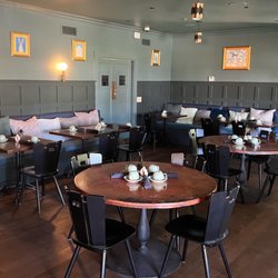 Ballard Inn - Breakfast seating