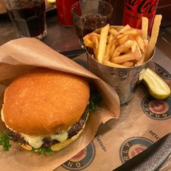Gnarly Burger - Spicy bbq burger with fries
