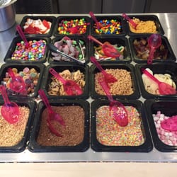 YoggieBerrie - Lots of toppings!