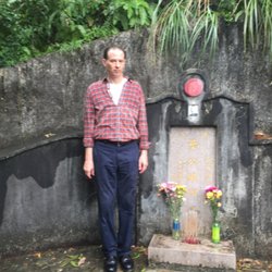 Lee Gar Lun Ving Tsun - Our teacher, David Robinson, at the grave of Ip Man in Hong Kong.
