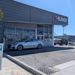 7-Eleven - Exterior
