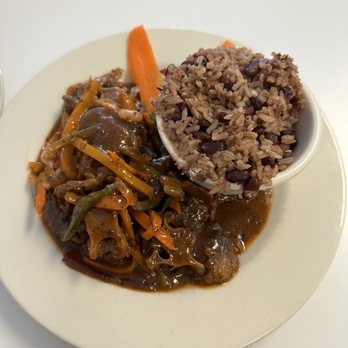 Caribbean Spice Cafe - Oxtail with rice and peas - Cocktail Bars Near Me - North Conway, New Hampshire