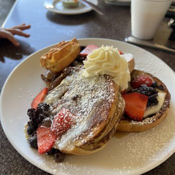 Another Broken Egg Cafe - Cinnamon Roll French Toast - Breakfast & Brunch Near Me - Burbank, California
