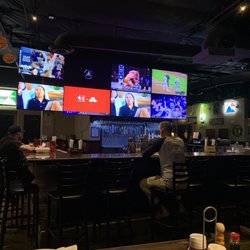 Bleachers Sports Grill - Bar