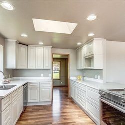 Seattle Vegas Granite - Custom quartz countertops. Iced white quartz 3cm by our premier stone supplier MSI STONE. A custom choice for white shaker kitchen cabinets.