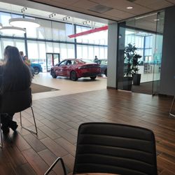 Hudson Nissan - Nice Lobby area