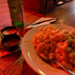 The Celt Irish Pub - Mac and cheese with chicken, and sides of hot sauce and bleu cheese with a Heineken.
