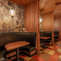 Thunderbird Lounge - Cozy booths