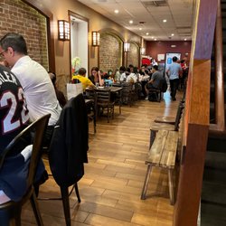 Reren Lamen & Bar - Busy interior