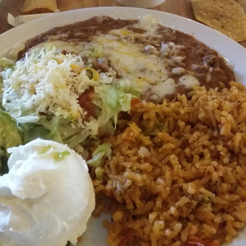 Crossroads Restaurant - Side of beans, rice, sour scream and guacamole for fajitas - Mexican Near Me - Tucson, Arizona