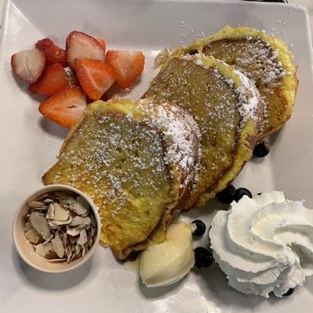 Liliha Bakery - French toast and berries - Bakeries Near Me - Honolulu, Hawaii