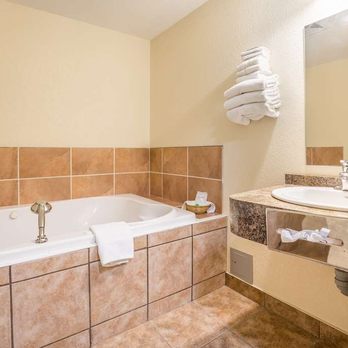 Knights Inn Orillia - Queen w Jacuzzi - Hotels Near Me - Orillia, Ontario Knights Inn Orillia - Queen w Jacuzzi - Hotels Near Me - Orillia, Ontario