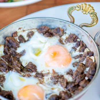 Alsancak Simit Sarayi - Eierspeise mit Fleisch - Breakfast & Brunch Near Me - Berlin, BE
