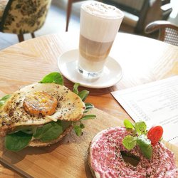 Baffel's - Fried egg and beetroot bagel with latte macchiato