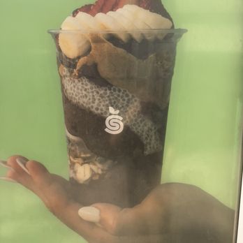 Superberry Acai - Açaí, granola, chia pudding, cacao nibs, sliced almonds, strawberry and banana. - Juice Bars & Smoothies Near Me - San Diego, California