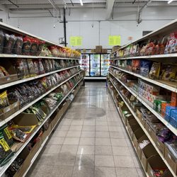 Hua Xing Asia Market - Aisle way.