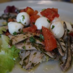Eni Cafe - Insalata riccia con mozzarelline, pomodorini e acciughe