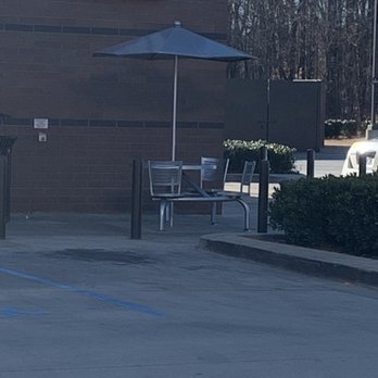 QuikTrip - Picnic table - Gas Stations Near Me - Charlotte, North Carolina