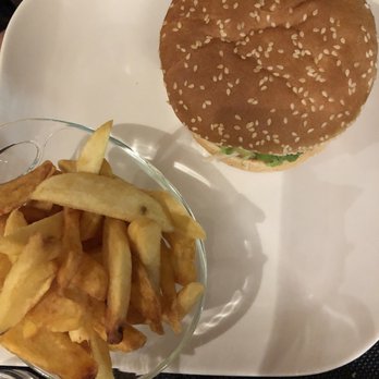 Restaurant le 104 - Burger with fries - Gluten-Free Near Me - Carcassonne, 11 Restaurant le 104 - Burger with fries - Gluten-Free Near Me - Carcassonne, 11