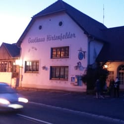 Gasthaus Hirtenfelder - Außenansicht, Gastgarten und zahlreiche Parkplätze vorhanden.