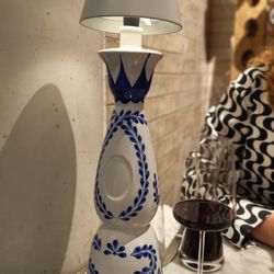 Ristorante Pizzeria Mamma Lina - Winziges Tischlein für 2, das durch die übergroße Lampe noch beengter wirkt