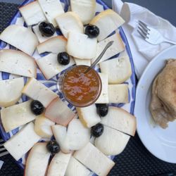 York Burguer - Cheese and olive plate