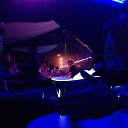 Le Carré - Famous Club - Depuis le carré VIP, un petit magnum de greygoose !!!