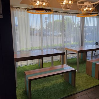 Spark by Hilton Bakersfield Central - Eating area - Hotels Near Me - Bakersfield, California Spark by Hilton Bakersfield Central - Eating area - Hotels Near Me - Bakersfield, California